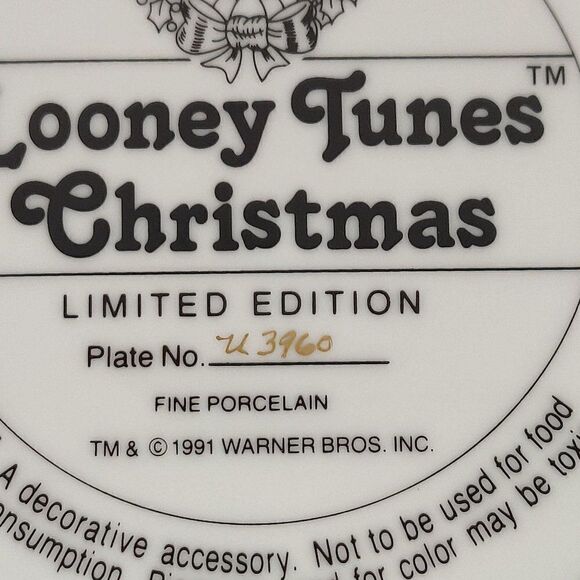 Looney Tunes Christmas Plate Bugs Bunny Sylvester Daffy Duck Porcelain 1991 - Picture 3 of 3